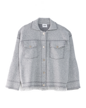 Afbeelding in Gallery-weergave laden, Vest Afghanistan van Moment in May Collectie. Prachtig Tijdloos Vest in de kleur Grijs met subtiele franjes, zip- patroon in een contrasterende kleur, klepzakken op de borst met platte knopen. Ook verkrijgbaar in Navy.