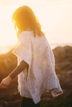 Afbeelding in Gallery-weergave laden, Ruimvallend Vest New Zealand in de kleur Grey Melange is een trendy en prachtig exemplaar. Vest New Zealand is ongeveer 80cm lang, heeft knoopjes en steekzakken.