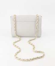 Afbeelding in Gallery-weergave laden, Grijze Tas, Lederen Tas Nina is een elegante crossbody tas met een kettinghengsel, met leer erdoorheen gevlochten voor een luxe uitstraling. Deze prachtige tas is vervaardigd van hoogwaardig leer en is voorzien van een unieke draaisluiting om de tas te sluiten. Deze tas is verkrijgbaar in verschillende kleuren.