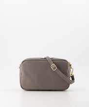 Afbeelding in Gallery-weergave laden, Grijze Tas, Irene Classic Grain is vervaardigd uit hoogwaardig Italiaans echt leer. Deze lederen schoudertas is ook als crossbodytas te dragen, tas wordt met een afneembaar en verstelbaar hengsel geleverd. De Irene schoudertas is verkrijgbaar in verschillende kleuren: Grijs, Bordeaux. Afmeting tas is 21cmx15cmx8cm.