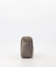 Afbeelding in Gallery-weergave laden, Grijze Tas, Irene Classic Grain is vervaardigd uit hoogwaardig Italiaans echt leer. Deze lederen schoudertas is ook als crossbodytas te dragen, tas wordt met een afneembaar en verstelbaar hengsel geleverd. De Irene schoudertas is verkrijgbaar in verschillende kleuren: Grijs, Bordeaux. Afmeting tas is 21cmx15cmx8cm.