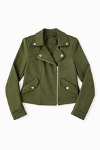 Afbeelding in Gallery-weergave laden, Jack biker pockets scuba is een stoer trendy en kort model, van scuba stof. Het model heeft een kraag en revers met drukknopen en een zilverkleurige ritssluiting. Het voor en achterpand hebben coupenaden en stiksels voor een stoer uiterlijk en mooie pasvorm. Op het voorpand zitten 2 schuine zakken met kleppen en een drukknoop. Armygreen Jack Biker Pockets Scuba is leuk te combineren met een highwaist jeans, of zandkleurige broek.