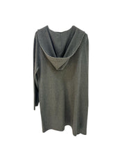 Afbeelding in Gallery-weergave laden, Groen Lang Vest Mae Knitwear, met luxe rijgsteek. Elegant en comfortabel vest in een super zachte knitwear kwaliteit. Het lange model valt soepel langs het lichaam en biedt een stijlvolle, nonchalante uitstraling door de capuchon en zakken. De rijgsteek geeft het vest een moderne en luxe touch.