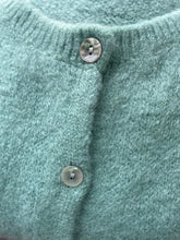 Load image into Gallery viewer, Lichtgroen Vest 'For Her' van So Beau by Beauregard, in de kleur celadon. Vest met een ronde hals, lange mouwen en knoopjes om het vest eventueel te sluiten, om het als trui te dragen. Vest is verkrijgbaar in verschillende kleuren. Super Zacht Vest, is nu al een van onze bestsellers!