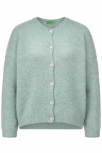 Load image into Gallery viewer, Lichtgroen Vest Grande Chic van Beauregard, in de kleur Céladon. Vest met een ronde hals, lange mouwen en knoopjes om het vest eventueel te sluiten, om het als trui te dragen. Vest is verkrijgbaar in verschillende kleuren.
Super Zacht Vest, is nu al een van onze bestsellers!