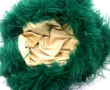 Afbeelding in Gallery-weergave laden, Groene Tas, Superleuke Fluffy Tas is een zachte, pluizige handtas in een geweldige kleur! De tas heeft twee hengsels en een afneembare goudkleurige ketting, is gevoerd en heeft een magneetsluiting. Ze voelen aaibaar aan en geven je festival outfit een speelse look!
Tas Fluffy is verkrijgbaar in verschillende kleuren: Pink, Green, Navy.