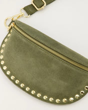 Afbeelding in Gallery-weergave laden, Tas Debby is een groene lederen heuptas / crossbody tas, gemaakt van suède leer. De tas bestaat uit een hoofdvak en steekvak, is te sluiten door middel van een rits. Debby tas heeft een afneembaar en verstelbaar hengsel van suède en is afgewerkt met studs en goudkleurig hardware. Tas Debby is verkrijgbaar in verschillende kleuren: Olive green suède, Dark Butter Yellow suède, Sand suède.