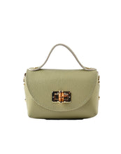 Afbeelding in Gallery-weergave laden, Stijlvolle en trendy mini tas met hengsel in een elegante groene tint, perfect voor dagelijks gebruik. Deze handtas is vervaardigd van hoogwaardig, soepel leer met een subtiele structuur, wat zorgt voor een luxe uitstraling en een duurzame kwaliteit. Het hoofdvak sluit met een praktische bamboe draaisluiting en biedt voldoende plek voor al je essentials.