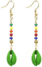 Load image into Gallery viewer, Groene Oorbellen Colorful Shell zijn langere oorbellen met gekleurde beads, kraaltjes en een schelpje als hanger. Deze gekleurde oorbellen, type oorhangers, hebben een lengte van ca. 6cm. Oorbellen Colorful Shell zijn verkrijgbaar in verschillende kleuren.