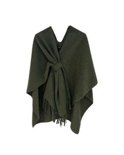 Load image into Gallery viewer, Groene Poncho, Omslagdoek Evi van M&G is een zwaardere poncho in een uni kleur met franjes en kan vastgemaakt worden met een lus. Ideaal voor in de auto!