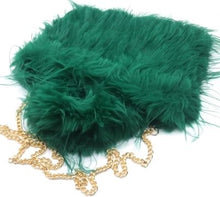 Afbeelding in Gallery-weergave laden, Groene Tas, Superleuke Fluffy Tas is een zachte, pluizige handtas in een geweldige kleur! De tas heeft twee hengsels en een afneembare goudkleurige ketting, is gevoerd en heeft een magneetsluiting. Ze voelen aaibaar aan en geven je festival outfit een speelse look!
Tas Fluffy is verkrijgbaar in verschillende kleuren: Pink, Green, Navy.