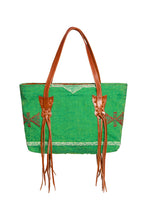 Afbeelding in Gallery-weergave laden, Groene Tas, Handmade Bag Canvas van Place du Soleil is een prachtige met de handgemaakte tas met cognac kleurige lederen hengsels. De tas heeft prachtige stiksels, is gevoerd en is te sluiten met een rits. Tas is verkrijgbaar in verschillende kleuren: Purple, Green, LightBlue, Pink.