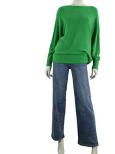Afbeelding in Gallery-weergave laden, Stijlvolle trui met boothals, off shoulder te dragen en vleermuismouwen. Zacht, comfortabel en veelzijdig. Perfect voor casual en elegante looks.