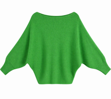 Afbeelding in Gallery-weergave laden, Deze stijlvolle trui is een echte must-have voor elke garderobe. Het model heeft een elegante boothals, waardoor je hem zowel klassiek als speels off shoulder kunt dragen. De vleermuismouwen geven de trui een nonchalante, vrouwelijke uitstraling en zorgen voor een comfortabele, ruimvallende fit.