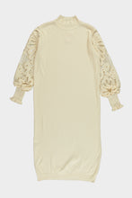 Afbeelding in Gallery-weergave laden, Beige Lange Jurk heeft een kleine rib met veel stretch en een boord aan onderkant jurk. De mouwen zijn open en prachtig uitgewerkt. De mouwen hebben een langere boord met rimpel effect. De jurk is verkrijgbaar in verschillende kleuren: Beige, Camel.