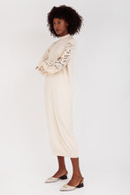 Afbeelding in Gallery-weergave laden, Beige Lange Jurk heeft een kleine rib met veel stretch en een boord aan onderkant jurk. De mouwen zijn open en prachtig uitgewerkt. De mouwen hebben een langere boord met rimpel effect. De jurk is verkrijgbaar in verschillende kleuren: Beige, Camel.