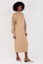 Afbeelding in Gallery-weergave laden, Camel Lange Jurk heeft een kleine rib met veel stretch en een boord aan onderkant jurk. De mouwen zijn open en prachtig uitgewerkt. De mouwen hebben een langere boord met rimpel effect. De jurk is verkrijgbaar in verschillende kleuren: Beige, Camel.