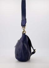 Afbeelding in Gallery-weergave laden, Blauwe Tas Heart is een prachtige gewassen lederen schoudertas met bronskleurige studs. Tas kan ook gedragen worden als crossbody tas, wordt geleverd met een afneembaar en verstelbaar hengsel en heeft een binnenvak met aan de binnenzijde een ritsvak. Tas Heart is verkrijgbaar in verschillende kleuren: Cognac, Blauw.