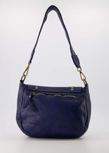 Afbeelding in Gallery-weergave laden, Blauwe Tas Heart is een prachtige gewassen lederen schoudertas met bronskleurige studs. Tas kan ook gedragen worden als crossbody tas, wordt geleverd met een afneembaar en verstelbaar hengsel en heeft een binnenvak met aan de binnenzijde een ritsvak. Tas Heart is verkrijgbaar in verschillende kleuren: Cognac, Blauw.