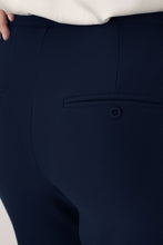 Load image into Gallery viewer, Blauwe Broek van Corel, kleur Marine, model Boa Flare Sport heeft een elastische hoge tailleband sluit naadloos aan op het lichaam en door de uiteenlopende pijpen heeft de broek een flaterend karakter. De broek is gemaakt van een comfortabale, middelzware stretchy materialenmix.
