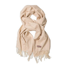 Load image into Gallery viewer, Sjaal Offwhite van SOXS is vervaardigd van merino wol, de sjaal heeft een chocolate label. Deze zachte sjaal is verkrijgbaar in verschillende kleuren: Camel, Offwhite. Alle producten van SOXS zijn verpakt in luxe cadeauverpakkingen, leuk om als cadeau te geven of om jezelf te verwennen.