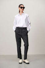 Afbeelding in Gallery-weergave laden, Witte Blouse Hanna is een casual blouse van Jane Luskha, heeft lange mouwen met manchetten, subtiele ruches op de schouders en een kraag. Deze prachtige blouse is ook ontzettend mooi om te dragen op een donkere broek of onder een pak. De blouse is van de bekende travel kwaliteit en is verkrijgbaar in maat S t/m XXL.