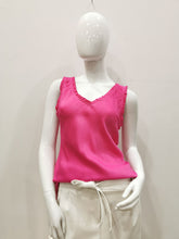 Load image into Gallery viewer, Top Seta is een Ideale top met V-hals en ruches, klokkend model, mooie stof. Gemakkelijk te combineren met een spijkerbroek of een nette broek, pak of rok. Deze top mag niet ontbreken in jouw garderobe en is verkrijgbaar in verschillende kleuren.