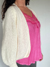 Afbeelding in Gallery-weergave laden, Ecru Vest Luxe Raha is een heerlijk zacht grof gebreid vest met een rib gebreide boord aan de onderkant en onder aan de mouwen. Het vest heeft lange mouwen met strakke manchetten. Vest Luxe Raha is verkrijgbaar in één maat, geschikt voor maat S t/m L, in verschillende kleuren: Ecru, Camel, Donkerblauw, Lichtroze.