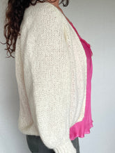 Afbeelding in Gallery-weergave laden, Ecru Vest Luxe Raha is een heerlijk zacht grof gebreid vest met een rib gebreide boord aan de onderkant en onder aan de mouwen. Het vest heeft lange mouwen met strakke manchetten. Vest Luxe Raha is verkrijgbaar in één maat, geschikt voor maat S t/m L, in verschillende kleuren: Ecru, Camel, Donkerblauw, Lichtroze.