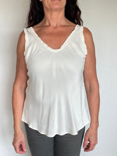Load image into Gallery viewer, Top Seta Ruches V-hals Beige