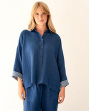 Load image into Gallery viewer, Blauwe Broek en Top van de Moment Amsterdam Collectie is vervaardigd van een mooie kwaliteit katoen in de diepe kleur indigo. Deze items zijn leuk als set te dragen.