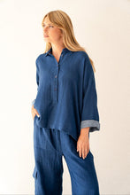 Load image into Gallery viewer, Blauwe Broek en Top van de Moment Amsterdam Collectie is vervaardigd van een mooie kwaliteit katoen in de diepe kleur indigo. Deze items zijn leuk als set te dragen.