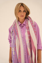 Load image into Gallery viewer, Paarse Sjaal, 600 Violet is een lange sjaal van Moment Amsterdam Collectie in de kleuren violetpaars, oudroze en roomwit. Deze prachtige sjaal heeft een afbeelding van een vis. Met deze sjaal maak jij jouw outfit helemaal compleet. Een ware eyecatcher! Item referentie : 24.404-24 met afmeting 190cm x 70cm.