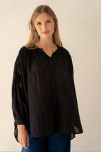 Load image into Gallery viewer, Zwarte Blouse Jasmin van de Moment Amsterdam Collectie is een wijde translucent blouse met een ronde hals, lange mouwen met plooitjes en bedekte knoopjes. Deze moderne blouse is een klokkend model met plooitjes. Een fijne blouse die je heerlijk door kunt dragen. Blouse Jasmin is verkrijgbaar in verschillende kleuren: black, french blue.