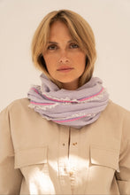Load image into Gallery viewer, Paarse Sjaal 600 Violet is een eenvoudige maar prachtige sjaal van katoen van de Moment Amsterdam Collectie. Sjaal in de kleur violet met fluo roze als mooi en subtiel detail als bies. Met deze sjaal maak jij jouw outfit helemaal compleet, mooi door eenvoud. Item referentie is 23.319-24, afmeting 180cm x 70cm.