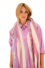 Load image into Gallery viewer, Paarse Sjaal, 600 Violet is een lange sjaal van Moment Amsterdam Collectie in de kleuren violetpaars, oudroze en roomwit. Deze prachtige sjaal heeft een afbeelding van een vis. Met deze sjaal maak jij jouw outfit helemaal compleet. Een ware eyecatcher! Item referentie : 24.404-24 met afmeting 190cm x 70cm.