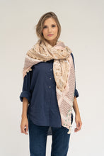 Load image into Gallery viewer, Roze sjaal, een prachtige grote vierkante sjaal met een afmeting van 120cm x 120cm van Moment Amsterdam Collectie. Sjaal in de basiskleur lichtroze met ook bruine, ecru, groene en grijze details. Met deze sjaal maak jij jouw outfit helemaal compleet.