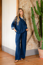 Load image into Gallery viewer, Blauwe Broek en Top van de Moment Amsterdam Collectie is vervaardigd van een mooie kwaliteit katoen in de diepe kleur indigo. Deze items zijn leuk als set te dragen.