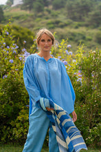 Load image into Gallery viewer, Blauwe Blouse Jasmin van de Moment Amsterdam Collectie is een wijde translucent blouse met een ronde hals, lange mouwen met plooitjes en bedekte knoopjes. Deze moderne blouse is een klokkend model met plooitjes. Een fijne blouse die je heerlijk door kunt dragen.