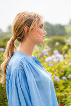 Load image into Gallery viewer, Blauwe Blouse Jasmin van de Moment Amsterdam Collectie is een wijde translucent blouse met een ronde hals, lange mouwen met plooitjes en bedekte knoopjes. Deze moderne blouse is een klokkend model met plooitjes. Een fijne blouse die je heerlijk door kunt dragen.