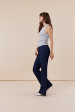 Load image into Gallery viewer, Blauwe Broek van Corel, kleur Marine, model Boa Flare Sport heeft een elastische hoge tailleband sluit naadloos aan op het lichaam en door de uiteenlopende pijpen heeft de broek een flaterend karakter. De broek is gemaakt van een comfortabale, middelzware stretchy materialenmix.