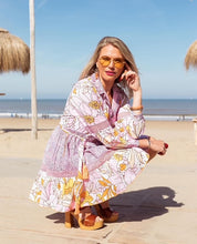 Load image into Gallery viewer, Korte Jurk van Place du Soleil Rosa Orange Flowers Dress is een prachtige jurk (met onderjurk) in roze met oranje accenten. Jurk heeft een kraag, welke is afgezet met prachtige rozen pailletten, heeft knoopjes tot aan de taille en lange mouwen met manchet. In de jurk is kant verwerkt, een elastische band in de taille met ceintuur in dezelfde print. Wat een beeldige jurk, geweldig!