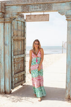 Afbeelding in Gallery-weergave laden, Maxi Dress Place du Soleil, Green Rosa Flowers is een maxi dress met verstelbare spaghettibandjes, een V-hals, heeft brede elastiek op het achterpand en een onderjurk. Een prachtige jurk met stroken in een mooie combinatie van groen en lila. Deze jurk valt ruim. Echt een topper deze jurk, hierin wil je gezien worden!