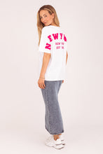 Load image into Gallery viewer, Wit T-shirt New York is een basis shirt van 100% katoen met ronde boord en korte mouwen. Op de achterkant heeft dit t-shirt een applicatie met letters NEW YORK in roze. T-shirt New York is verkrijgbaar in verschillende kleuren: Wit/roze, Rood/wit, Geel/wit.