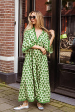 Afbeelding in Gallery-weergave laden, Groene Maxi Jurk. Deze jurk is erg trendy, zit heerlijk en heeft een diepe V-hals en 3/4 lange wijde mouwen, die afgezet zijn met een groene bies. Jurk is verkrijgbaar on verschillende kleuren: Groen en Zwart. De jurk is one size en is te dragen t/m maat 46.