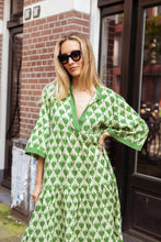Afbeelding in Gallery-weergave laden, Groene Maxi Jurk. Deze jurk is erg trendy, zit heerlijk en heeft een diepe V-hals en 3/4 lange wijde mouwen, die afgezet zijn met een groene bies. Jurk is verkrijgbaar on verschillende kleuren: Groen en Zwart. De jurk is one size en is te dragen t/m maat 46.
