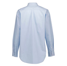 Load image into Gallery viewer, Blauwe Blouse van Moment Amsterdam van katoen, item referentie : 27.701-23, type boyfriend shirt is een prachtige basis blouse. Deze blouse is verkrijgbaar in verschillende kleuren: Baby Pink, Baby Blue en mag niet in jouw garderobe ontbreken.