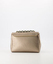 Afbeelding in Gallery-weergave laden, Bronskleurige Tas, Lederen Tas Nina is een elegante crossbody tas met een kettinghengsel, met leer erdoorheen gevlochten voor een luxe uitstraling. Deze prachtige tas is vervaardigd van hoogwaardig leer en is voorzien van een unieke draaisluiting om de tas te sluiten. Deze tas is verkrijgbaar in verschillende kleuren.