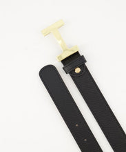 Load image into Gallery viewer, Zwarte Lederen Riem Hera Big is vervaardigd van leder met goudkleurige gesp en heeft een haaksluiting. Riem Hera is te dragen als broekriem, is 3 cm breed en verkrijgbaar in verschillende lengtes. De riem is eventueel in te korten door middel van een schroef op de kop.