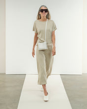 Afbeelding in Gallery-weergave laden, Rok Holli is een mooie A-lijn Maxi Rok in de Jane Lushka Collectie. Een rok met een elastieken brede rib band in Beige Melange. Deze rok heeft een beige kleur melange met subtiele gekleurde spikkels. Een duurzaam item, een zachte stof, comfortabel en stijlvol komen perfect samen in dit ontwerp. Deze rok is te combineren met de mooie top Clay in dezelfde stof. Het model is 1,79 cm lang en draagt maat S.